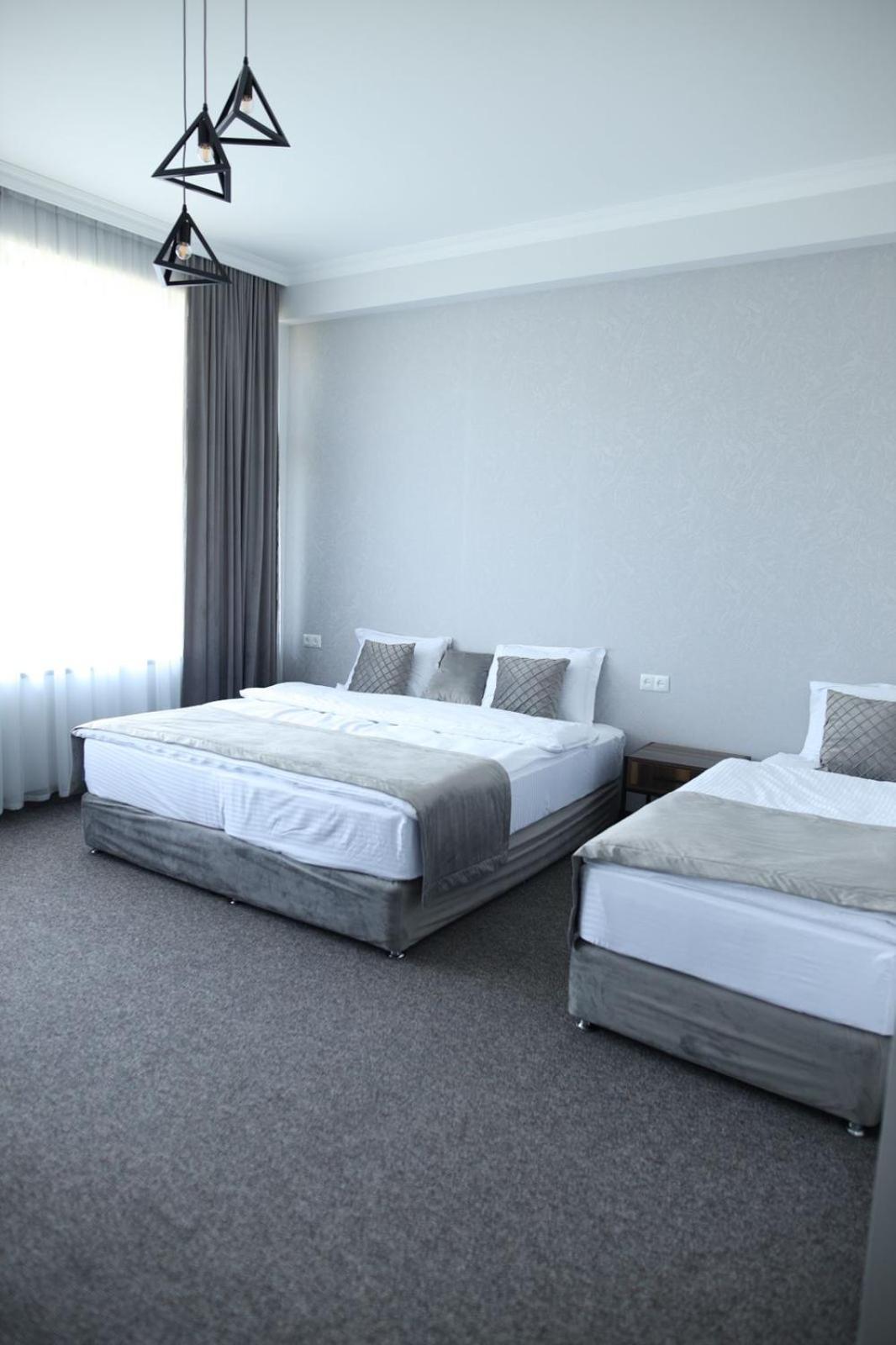 Bmg Hotel By Grigoryans Group ゴリス エクステリア 写真