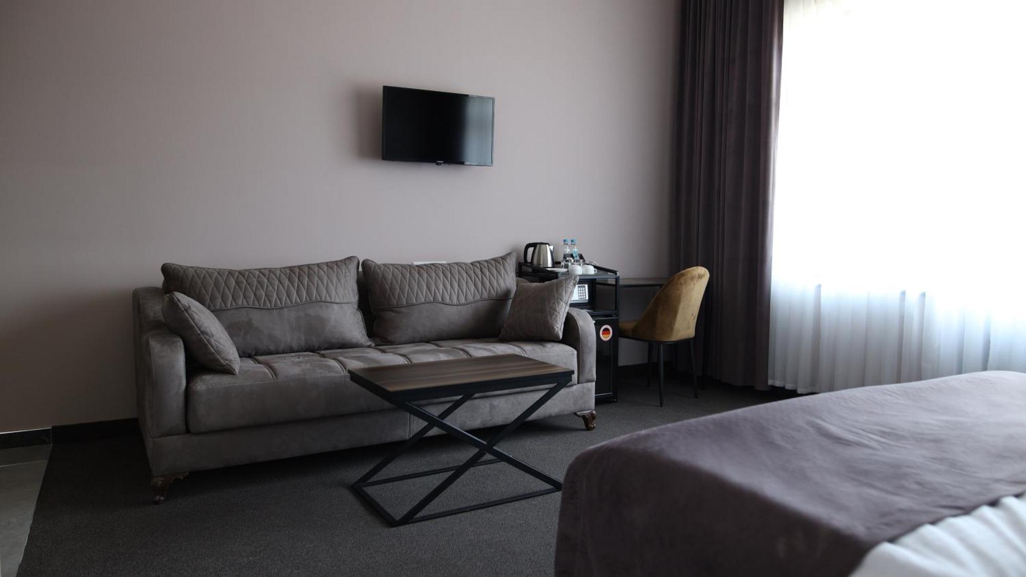 Bmg Hotel By Grigoryans Group ゴリス エクステリア 写真