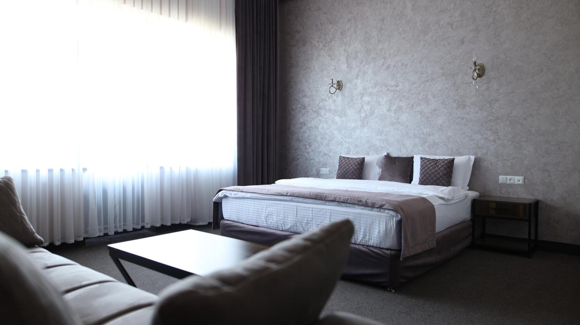 Bmg Hotel By Grigoryans Group ゴリス エクステリア 写真