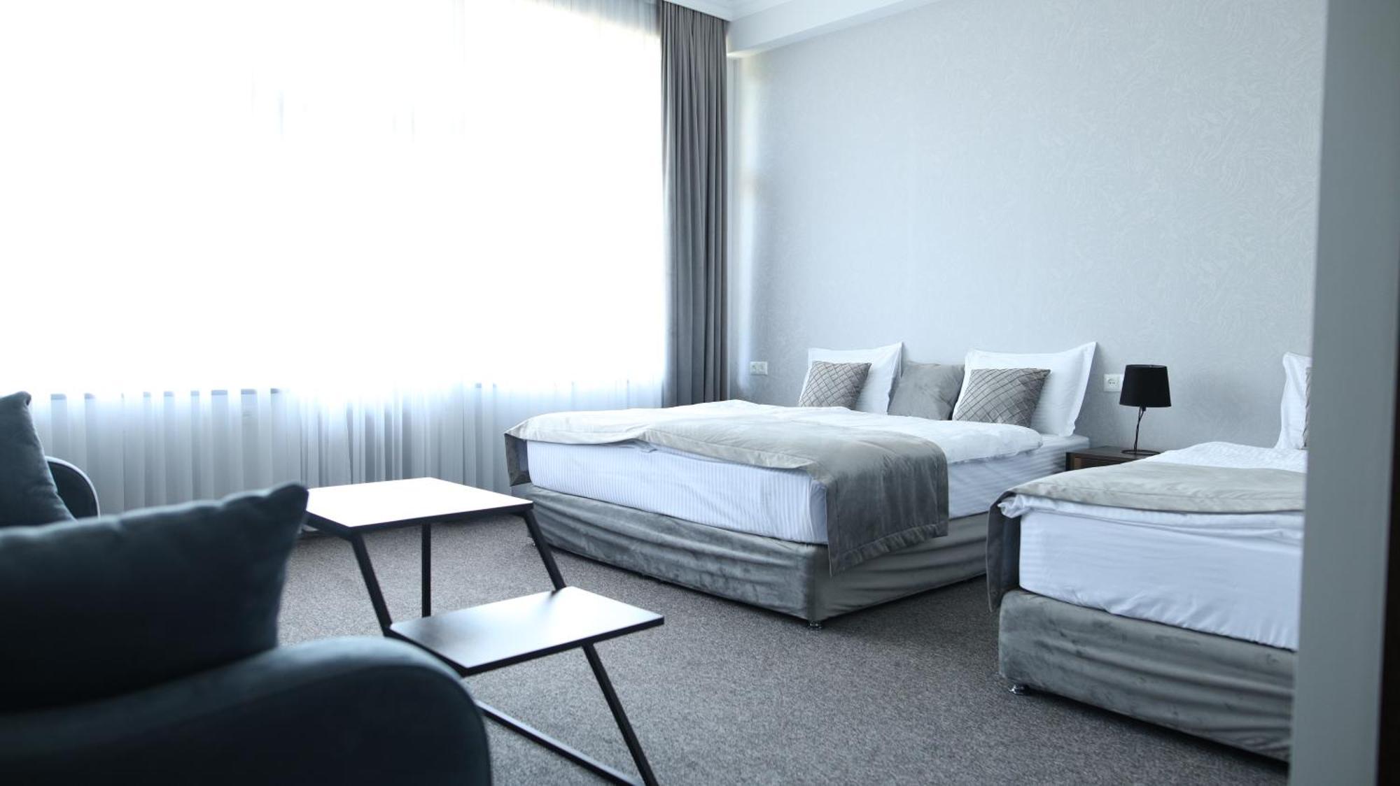 Bmg Hotel By Grigoryans Group ゴリス エクステリア 写真